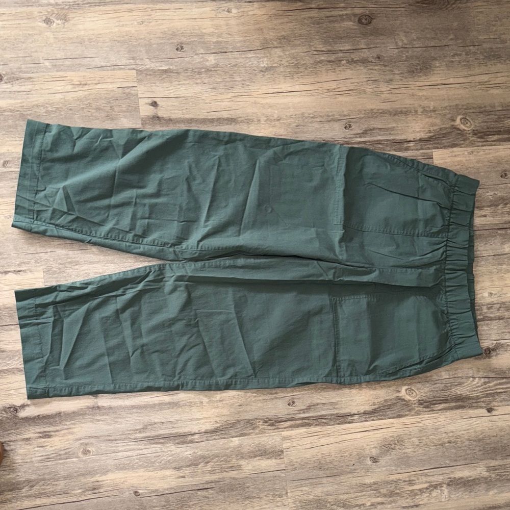 GAP women’s green lightweight khakis